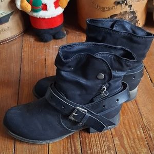 Cute black boots in very good condition